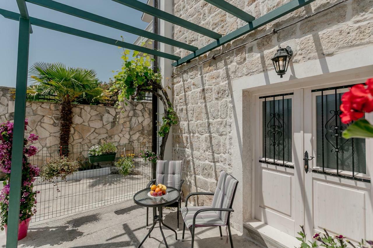 Conborgo Apartments Kumbor Exterior photo
